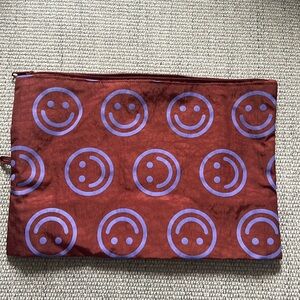 BAGGU Smiley Face Pouch in Large Size